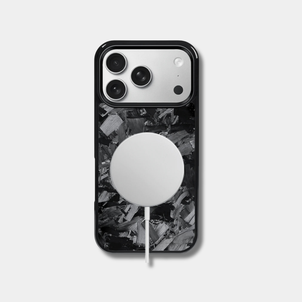 Coque en carbone Fibernium pour iPhone, protection élégante et résistante, vue de l'arrière avec détails en fibre de carbone noire.