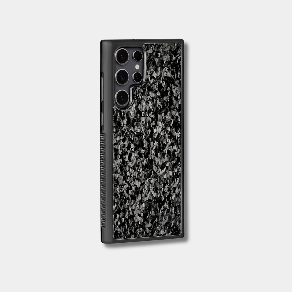 Coque Samsung Carbone BRUTE de Fibernium, protection robuste en fibre de carbone pour téléphone Samsung, avec motif texturé noir.