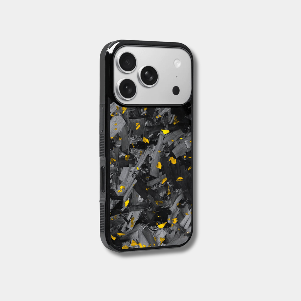 Coque en fibre de carbone colorée pour iPhone Apple, modèle Forge de la marque Fibernium, avec motif texturé.