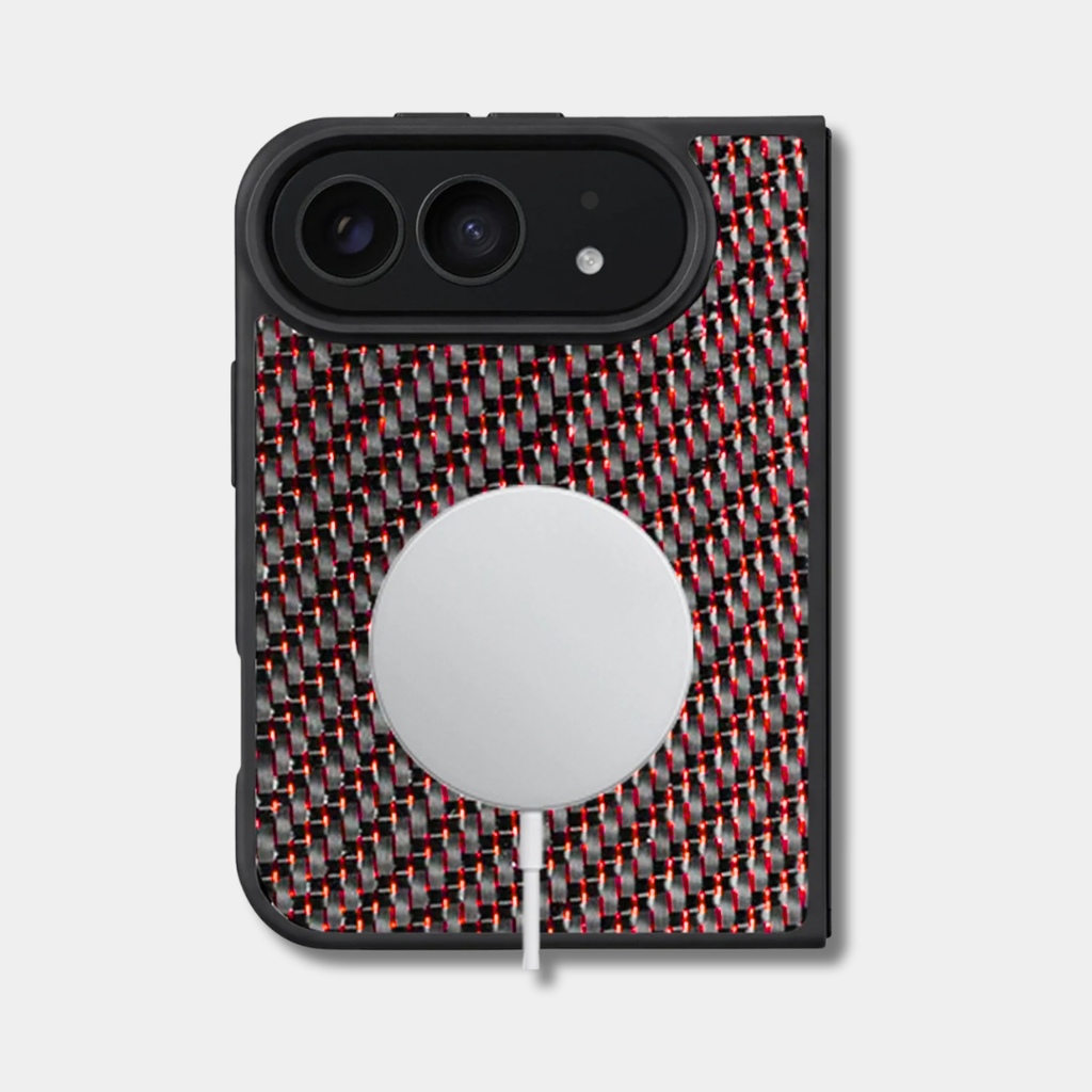 Coque iPhone Duo en fibre de carbone tissée colorée, teinte rouge, avec un chargeur sans fil posé au dos