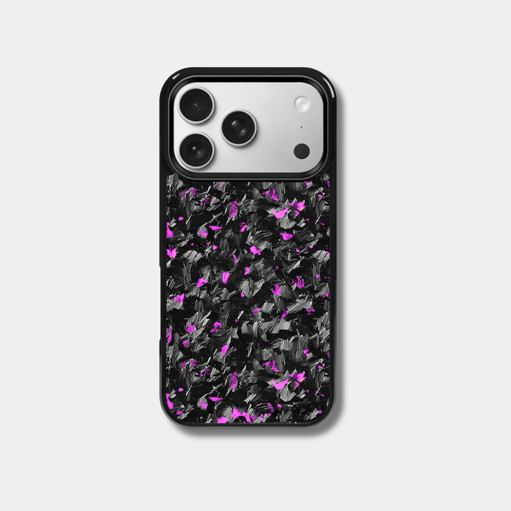 Coque Apple iPhone Carbone BRUTE Rose de la marque Fibernium, édition limitée, montrant la texture en fibre de carbone rose.