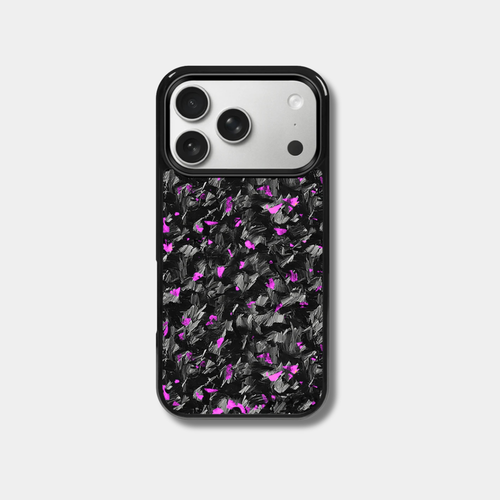 Coque Apple iPhone Carbone BRUTE Rose de la marque Fibernium, édition limitée, montrant la texture en fibre de carbone rose.
