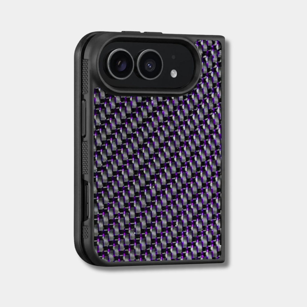 Coque iPhone Duo en fibre de carbone tissée colorée, teinte violet, de trois quarts