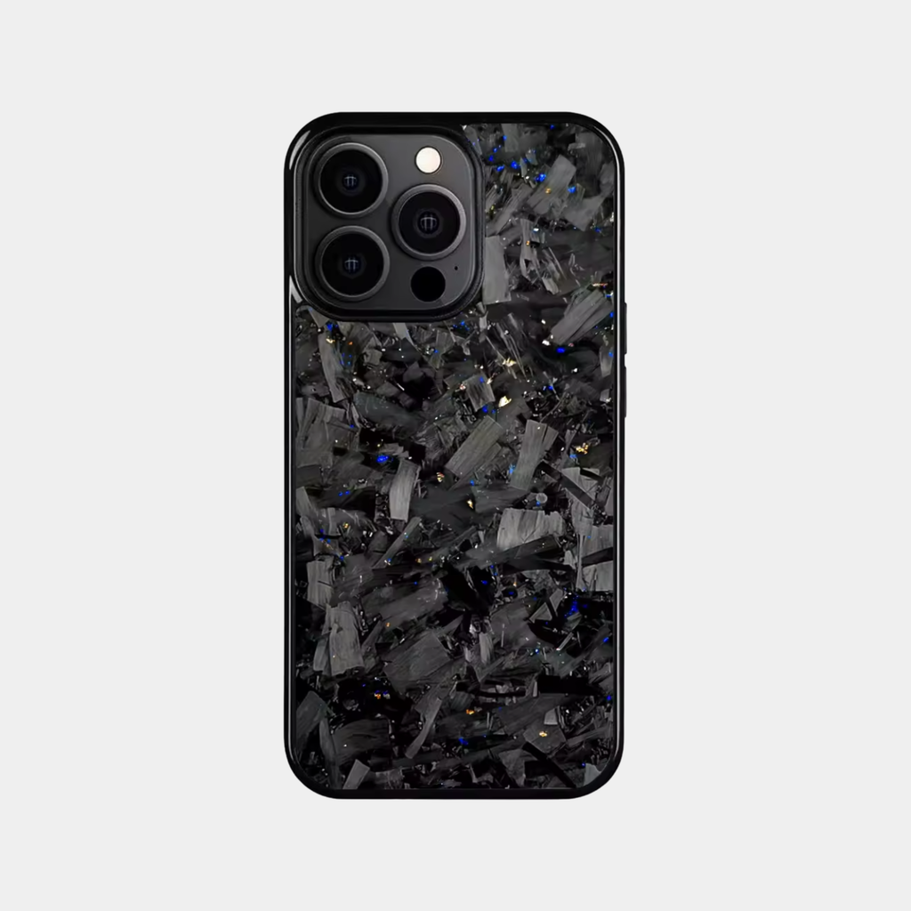 Coque Apple iPhone en carbone FORGE de Fibernium, couleur colorée avec finition élégante visible sur l'image.